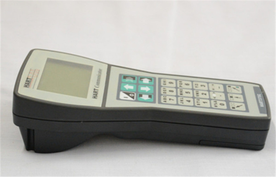 Communicateur tenu dans la main de champ du cerf 375 en anglais utilisé pour l'essai industriel
