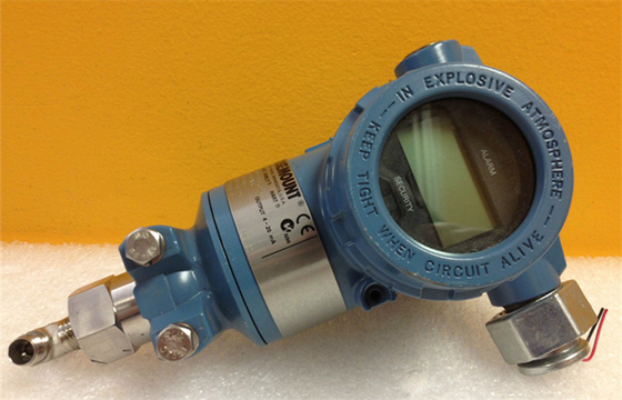 Rosemount 3051T dans la ligne émetteur de pression indiquée avec le signal numérique de 4-20 mA
